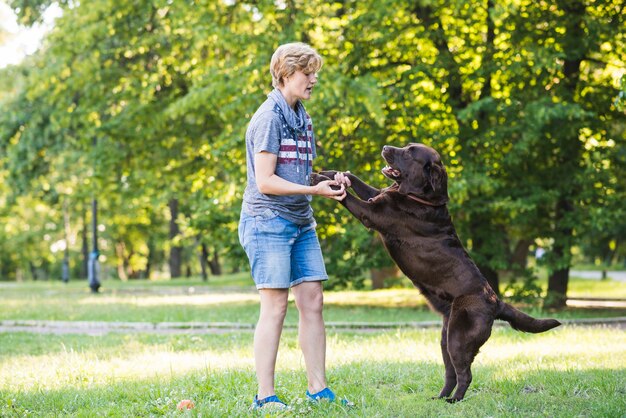 Wybór odpowiedniej smyczy treningowej dla twojego psa – poradnik dla właścicieli